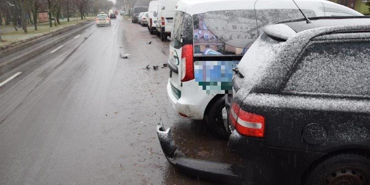 Opitý vodič v Prievidzi narazil do áut a dopravných značiek