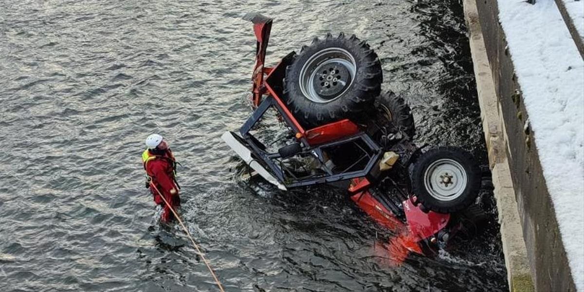 Pri Liskovej spadol traktor do rieky, vodiča previezli na ošetrenie