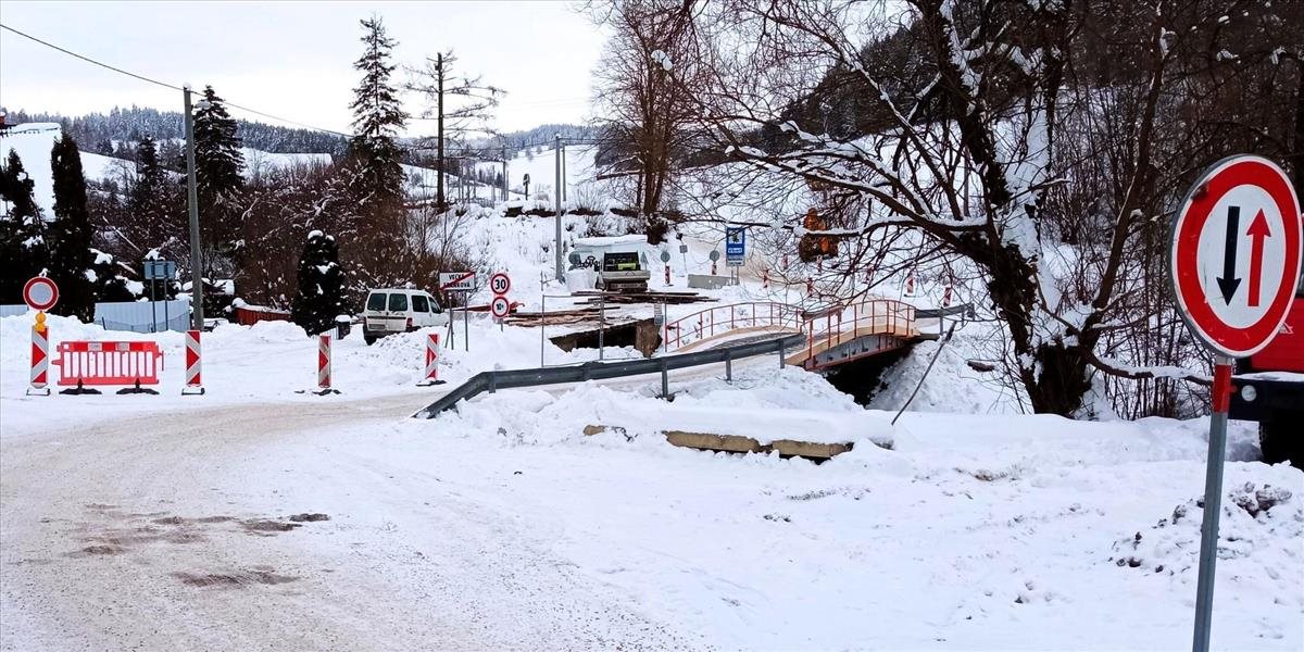 Silný vietor komplikuje dopravu pod Tatrami