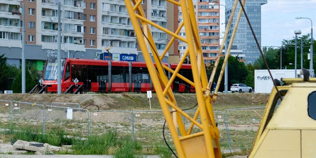 V Bratislave sa zrazili električky, premávka linky 4 bude obmedzená