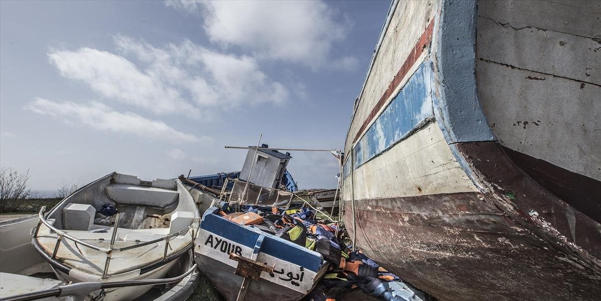 Talianska polícia objavila v člne s migrantmi osem mŕtvych tiel