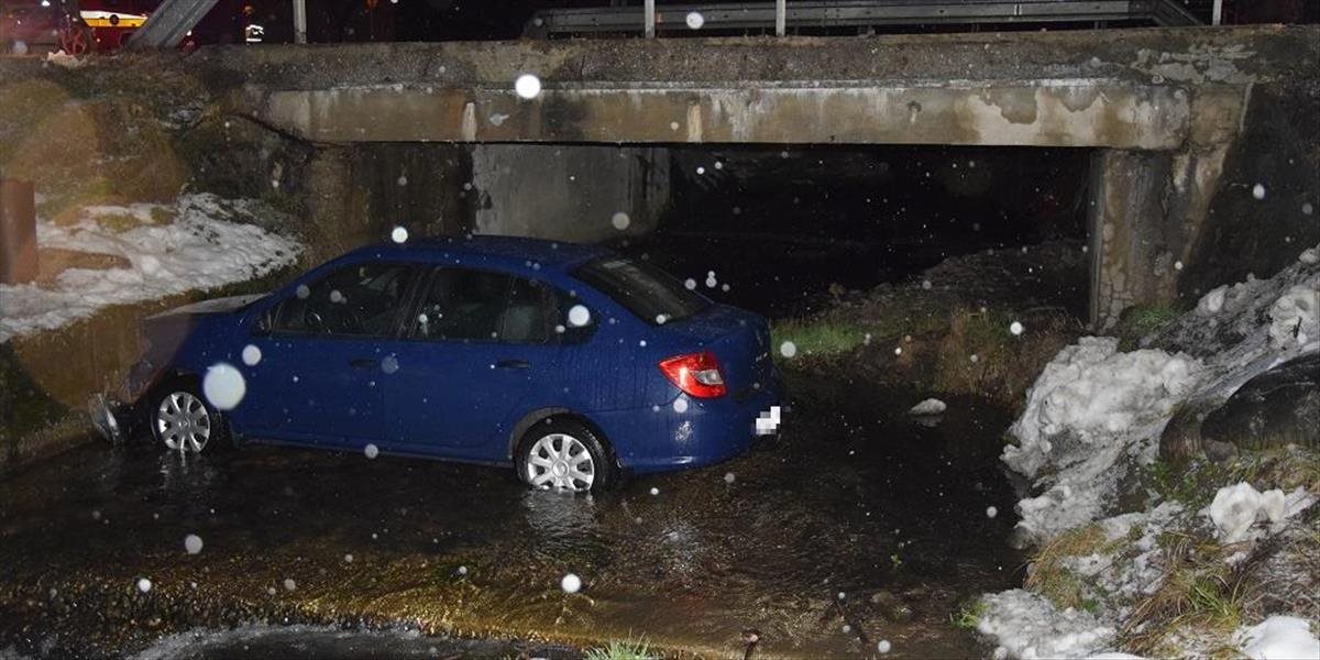 V potoku v Hriňovej skončilo auto, šoféroval ho vodič s tromi promile