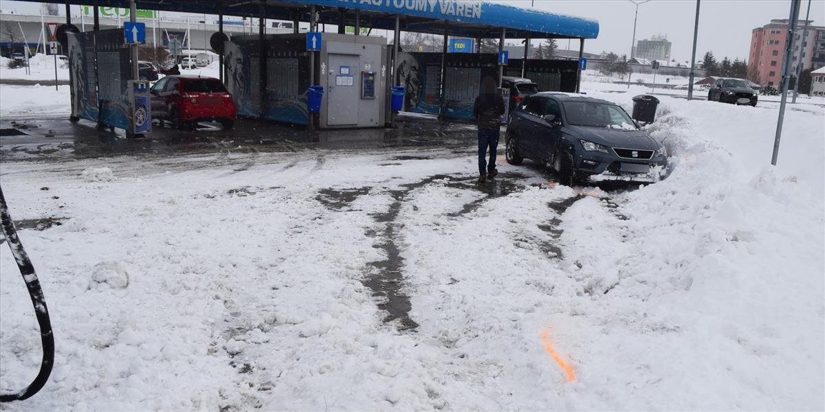 Opitá vodička narazila do značky a auta, čelí obvineniu