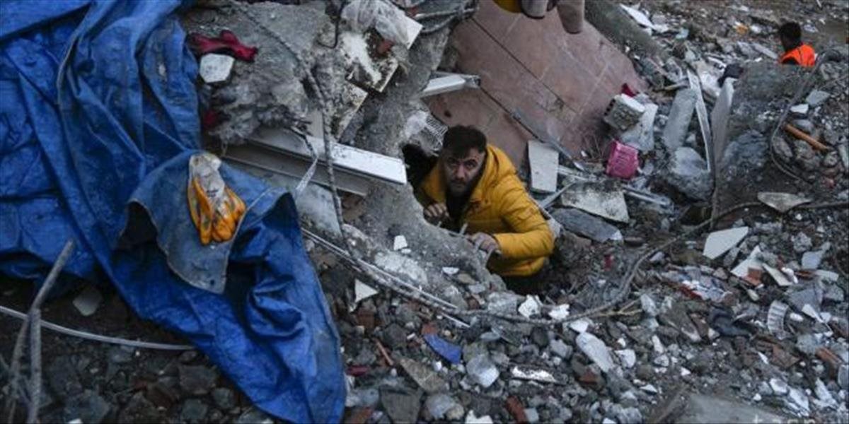 Zemetrasenie si v Turecku a Sýrii vyžiadalo už vyše 4300 mŕtvych