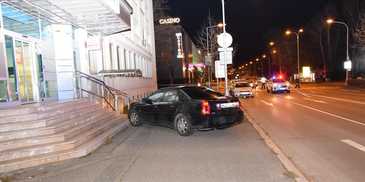 Vozidlo s prevádzačmi narazilo v Komárne do stĺpa verejného osvetlenia