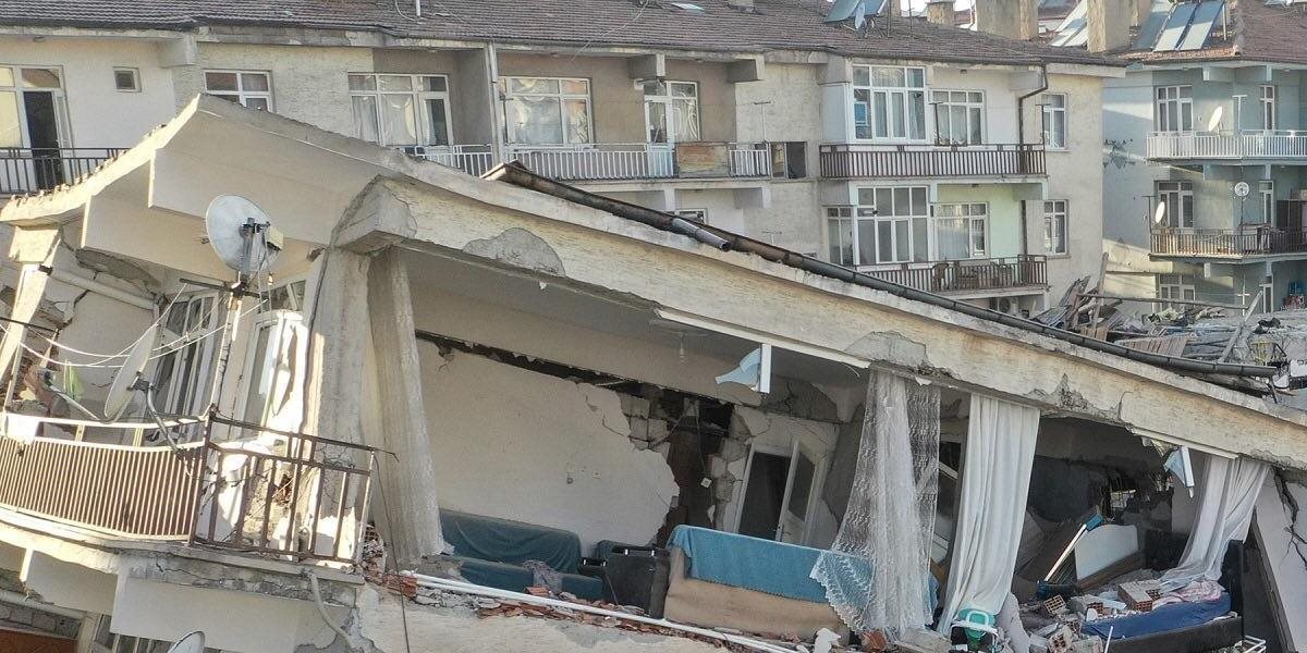 Vyše 50 hodín po zemetrasení v Turecku vytiahli z trosiek živú ženu