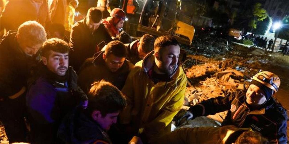 Maďarskí záchranári vyslobodili v Turecku z ruín 12 preživších a sedem tiel