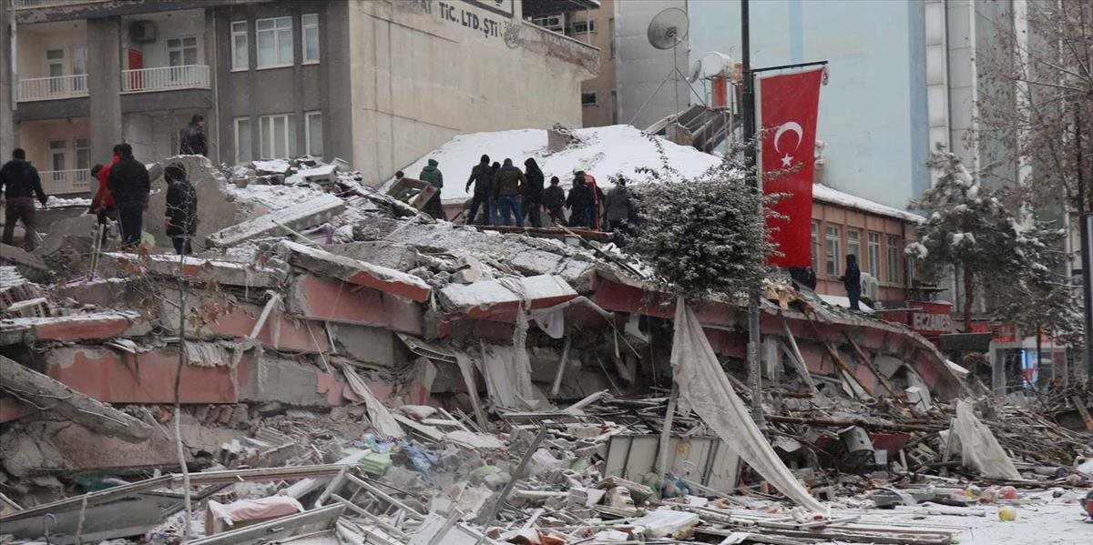 Záchranári v Turecku vytiahli dvoch živých mužov, pod troskami boli 261 hodín