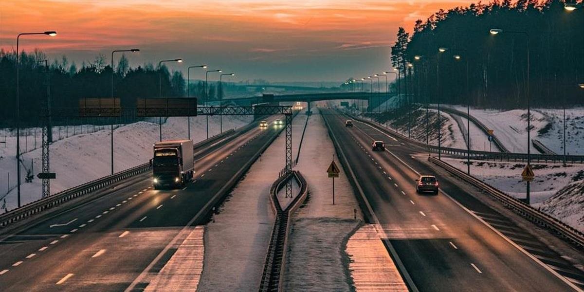 Muž chcel na diaľnici chytiť psa inej vodičky; zrazili ho dve autá