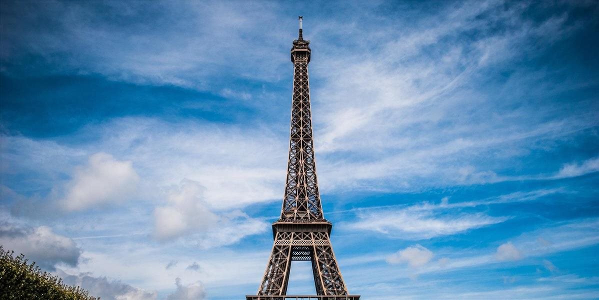 Eiffelovu vežu po roku opäť rozsvietia vo farbách ukrajinskej vlajky