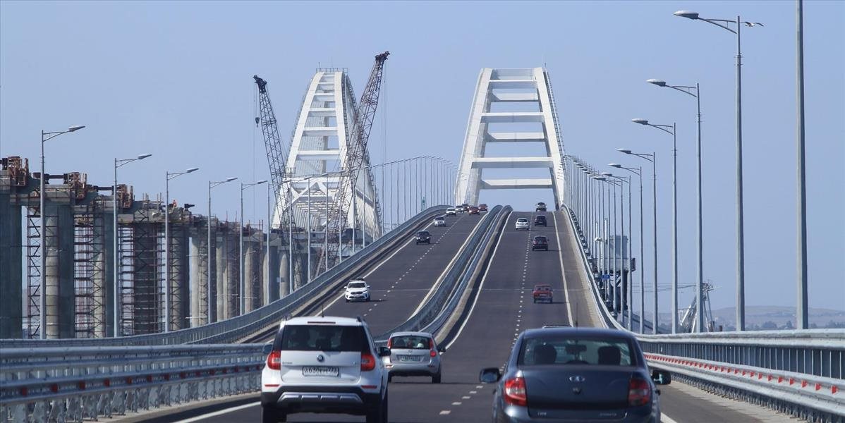 Rusko oznámilo, že po výbuchu poškodený Krymský most je znovu otvorený