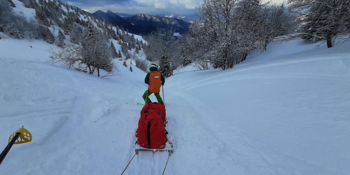 Horskí záchranári v Malej Fatre pomohli lyžiarovi so zranenou nohou