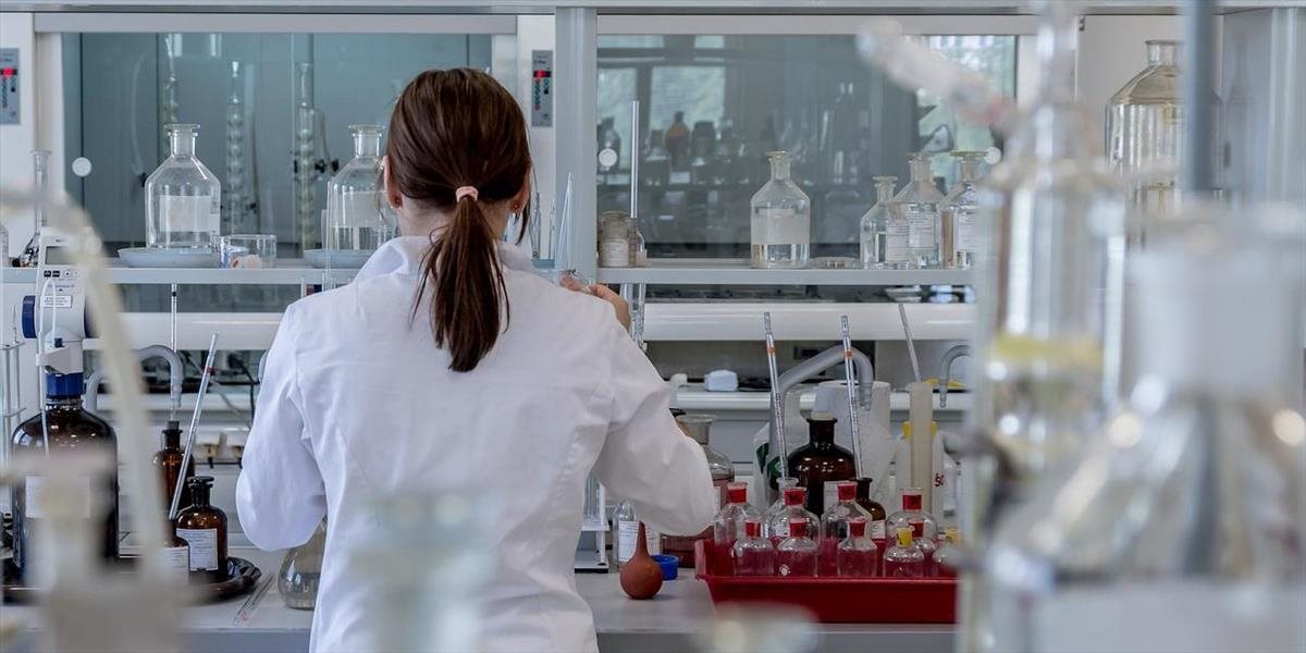 Pandémia je dôsledkom úniku vírusu z laboratória, pripúšťa ministerstvo v USA.
