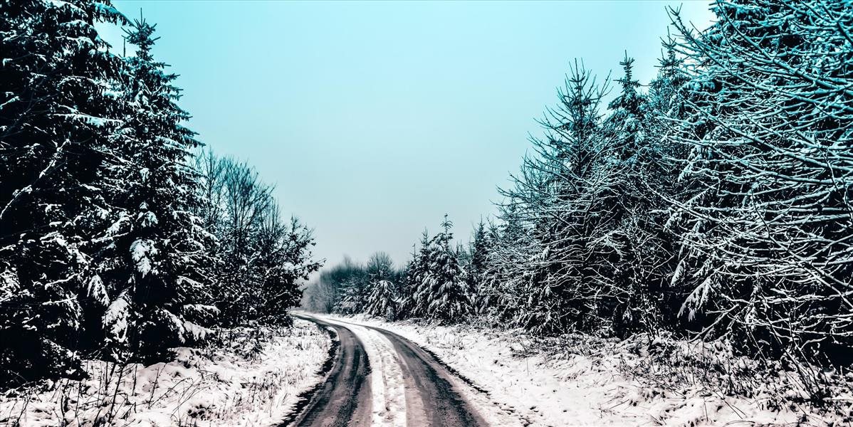 Silné sneženie a vietor skomplikovali dopravu v balkánskych krajinách