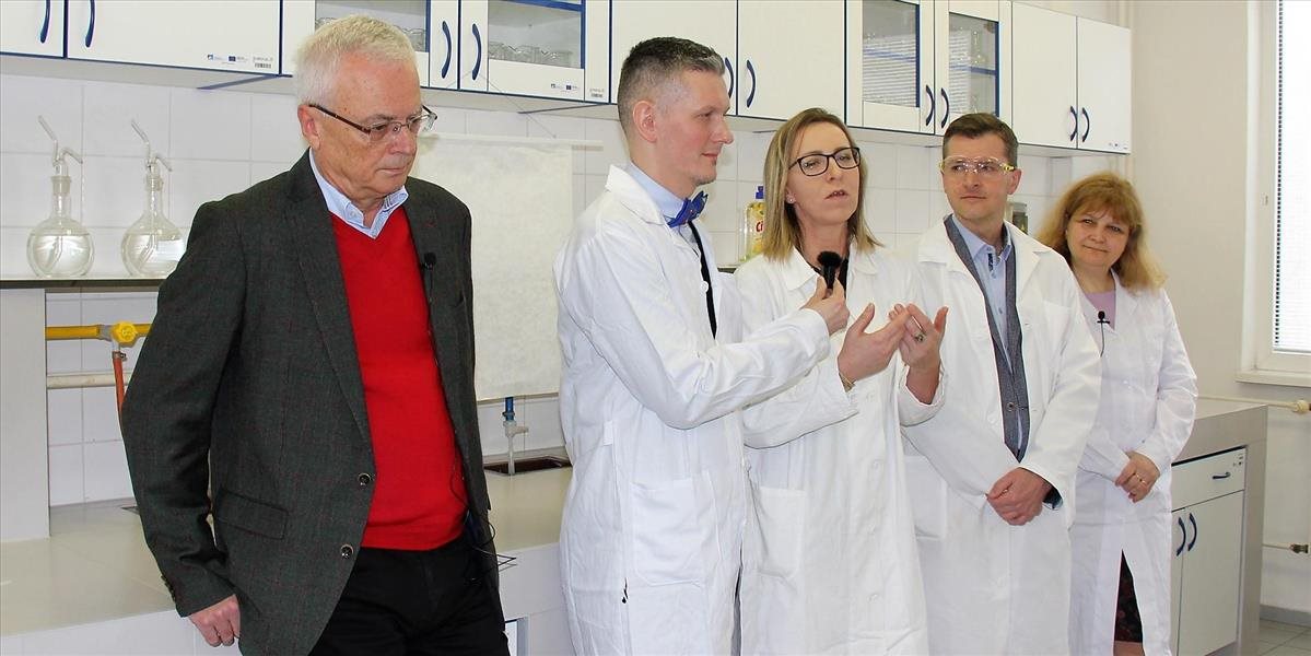 Trnavská univerzita otvorila chemické laboratórium na online výučbu