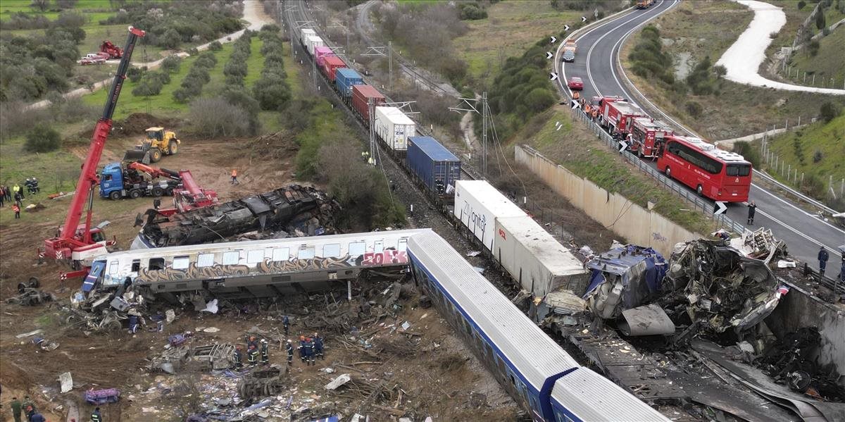 Zrážka vlakov v Grécku si vyžiadala najmenej 32 obetí; cestovali najmä študenti