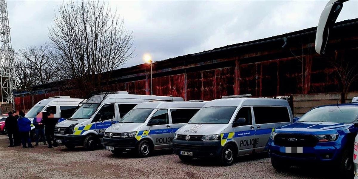 Česká polícia obvinila 9 ľudí, ktorí cez hranice prevádzali nelegálnych migrantov