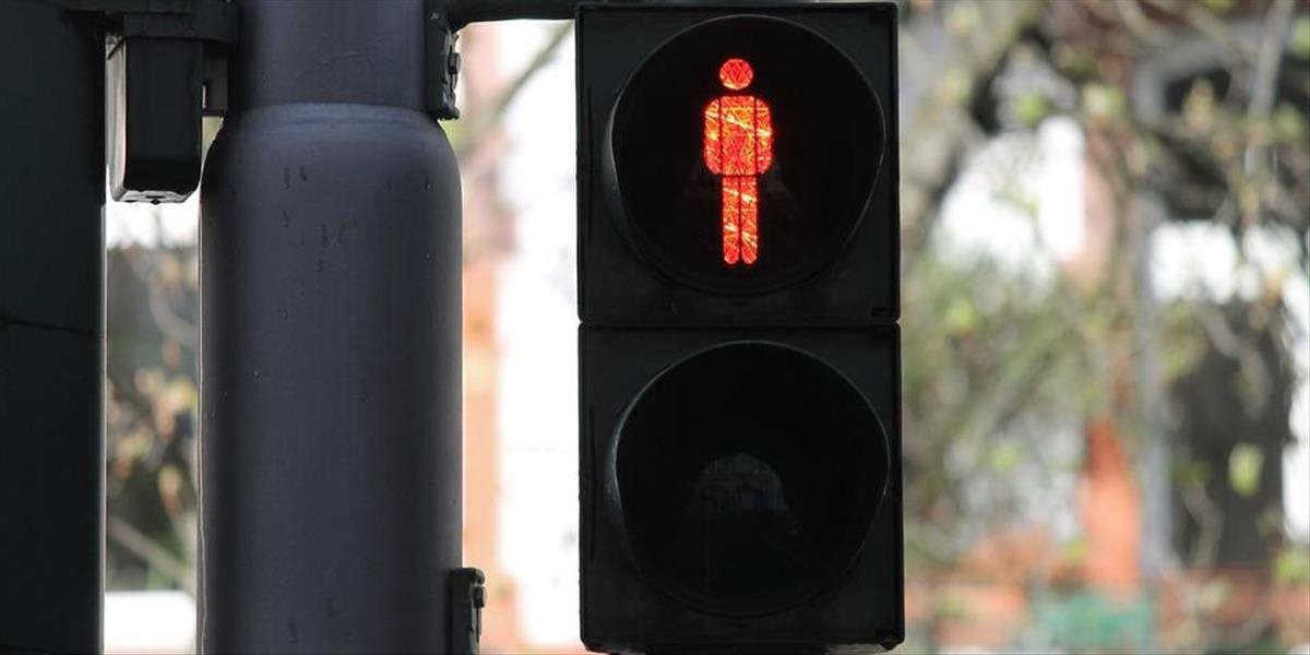 Červená na semafore znamená stoj aj pre chodcov! Kvôli pár sekundám ušetreného času zaplatil svojím zravím