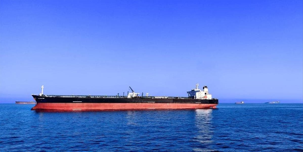 Z potopeného tankera na Filipínach uniká do mora priemyselný olej