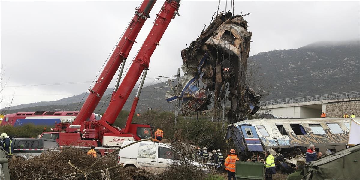 Za zrážku vlakov môže podľa gréckeho premiéra ľudská chyba
