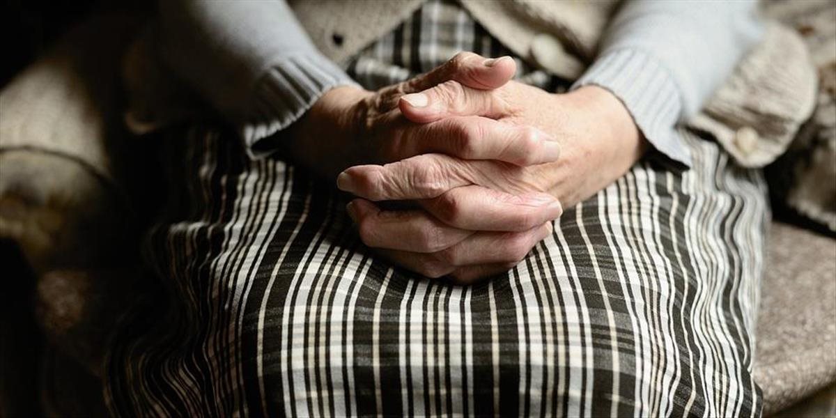 Seniorka v Topoľčanoch prišla o svoje úspory, vyložila ich pred dom