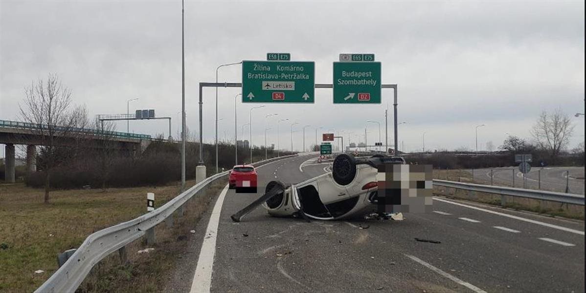 Polícia vyšetruje okolnosti pondelkovej nehody na D4 v smere do Bratislavy