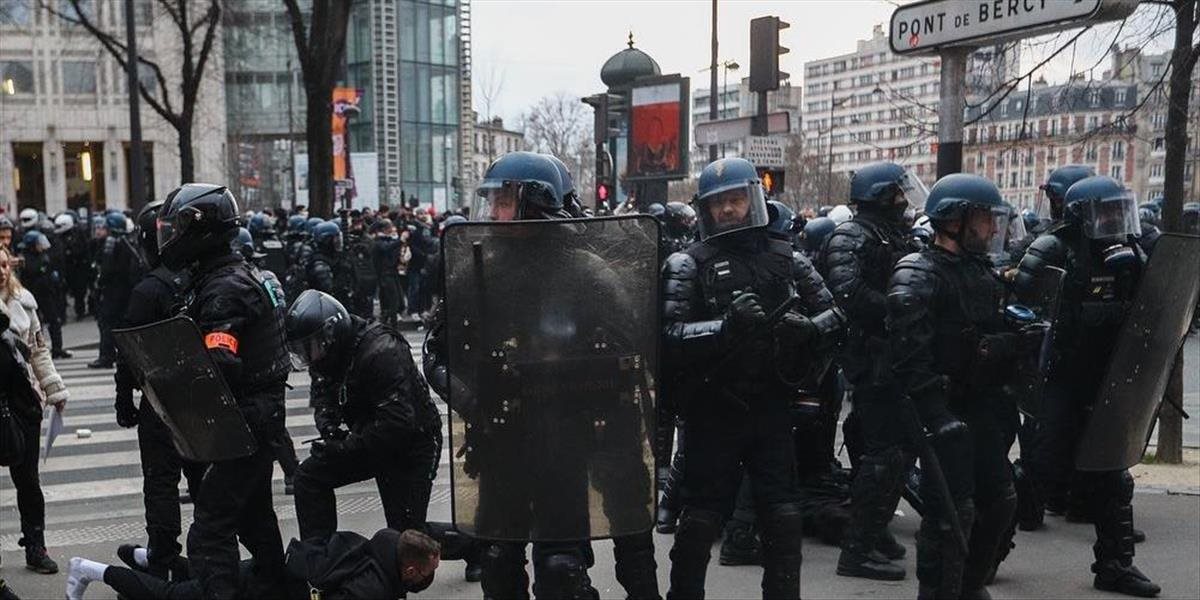 Vo Francúzsku to poriadne vrie. Polícia zadržala počas protestu proti dôchodkovej reforme 217 ľudí