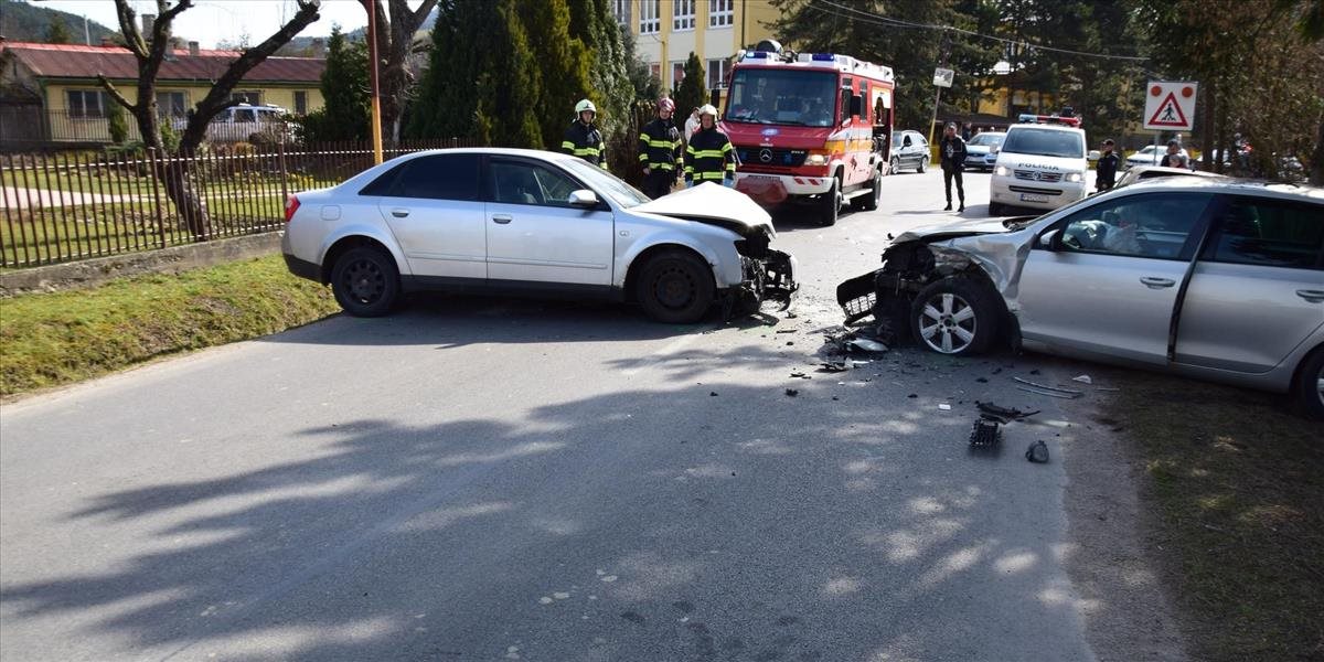 Opitý vodič zavinil čelnú zrážku, zranila sa 63-ročná žena