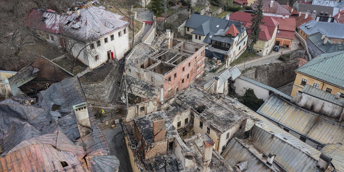 Po požiari v Banskej Štiavnici začali prekrývať niektoré poškodené objekty fóliami