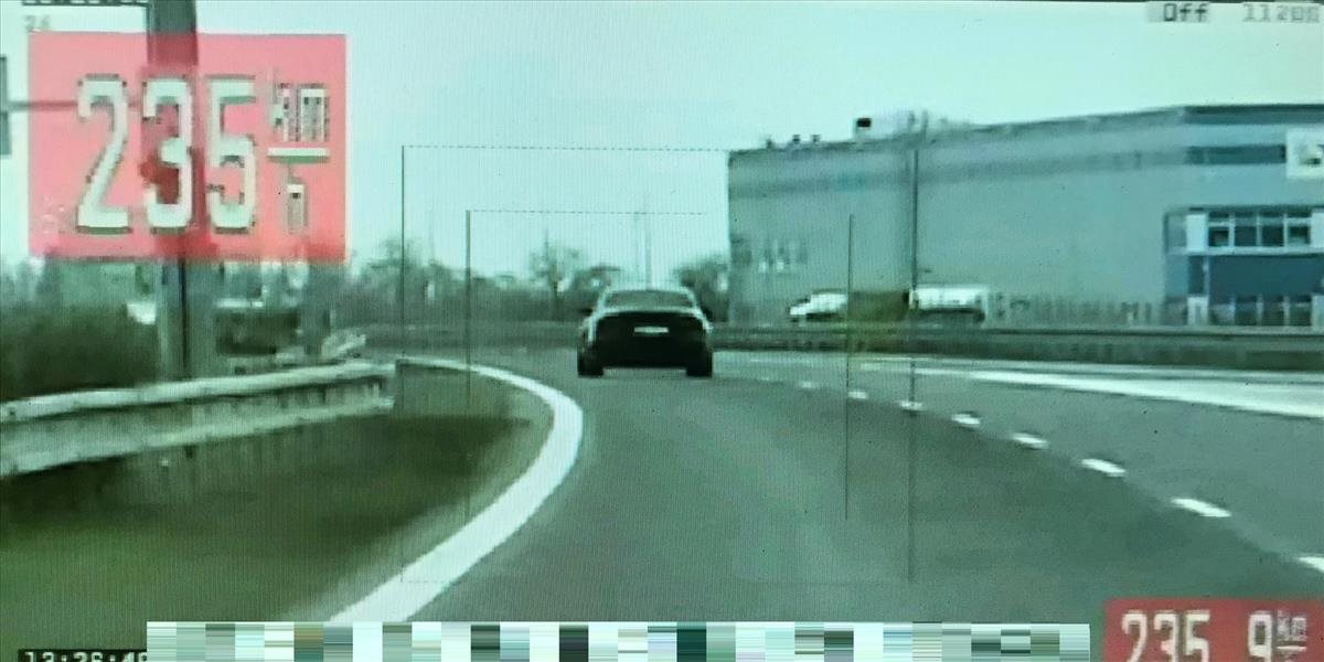 Vodič jazdil po D1 pri Trenčíne rýchlosťou 235 kilometrov za hodinu