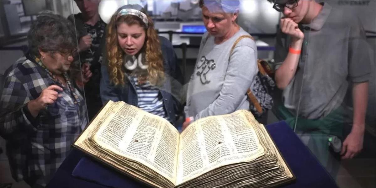 Najstaršia najkompletnejšia hebrejská Biblia sa pred predajom vystavuje v Izraeli