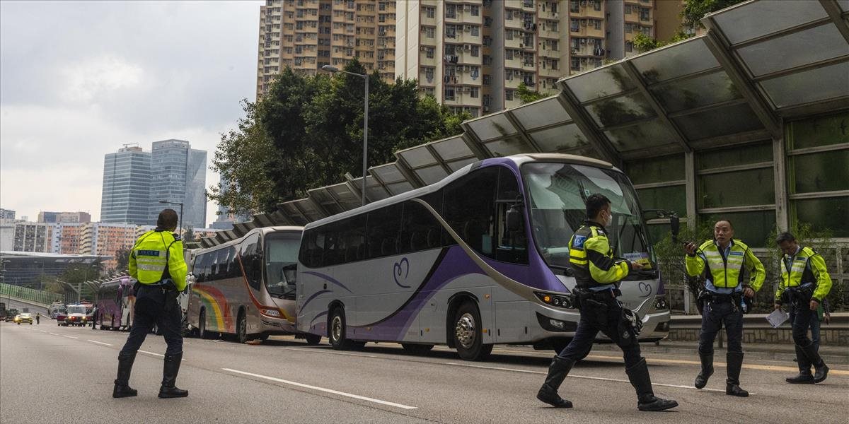 Pri dopravnej nehode v Hongkongu utrpelo zranenia asi 70 ľudí