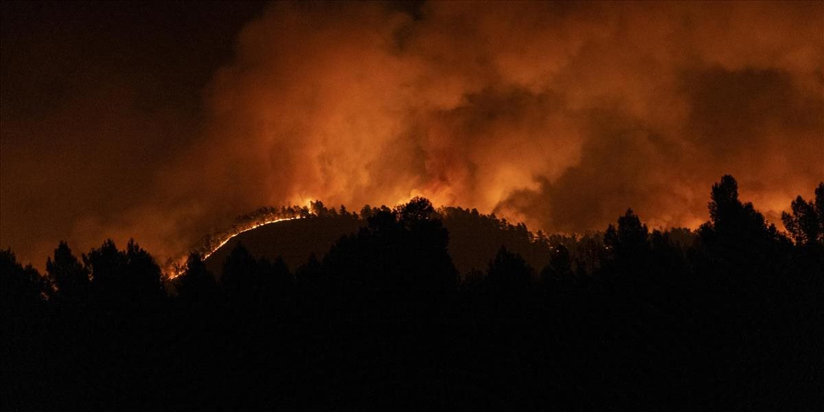 Pre skorý začiatok sezóny lesných požiarov evakuovali v Španielsku stovky ľudí