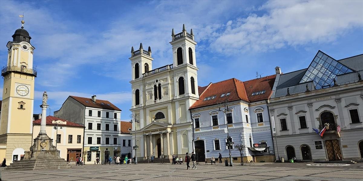 Dominanty banskobystrického námestia sa zahalia do tmy, potom sa rozsvietia na fialovo