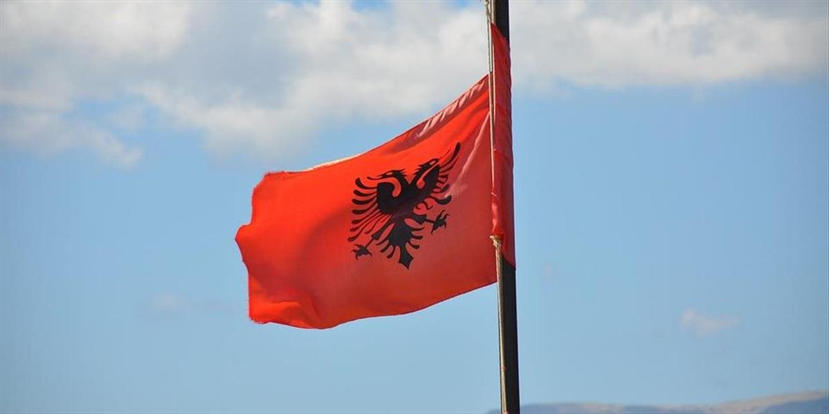 Pri streľbe pred budovou televízie v Albánsku zahynul jeden človek