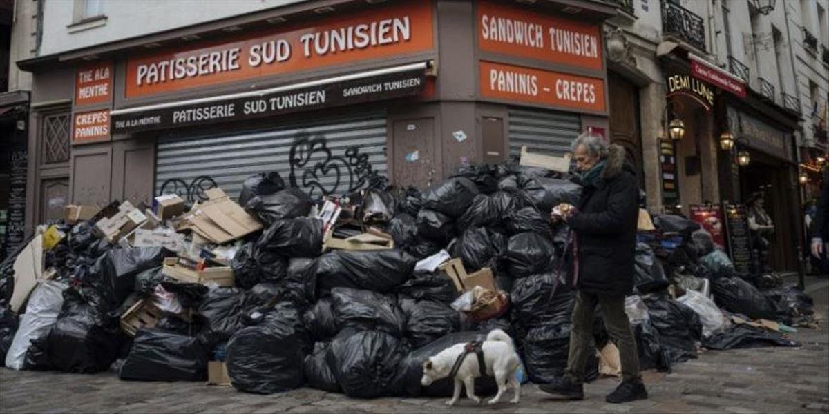 Po trojtýždňovom štrajku začali parížski smetiari odvážať odpad