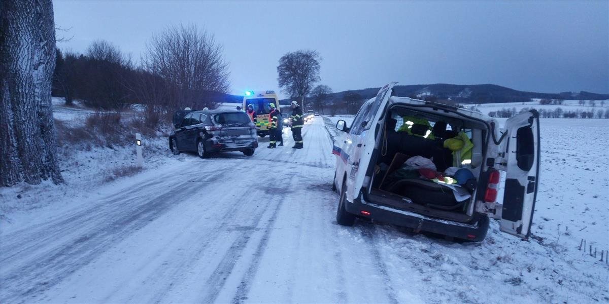 Na diaľnici D1 v smere na Prahu havarovalo najmenej 20 áut