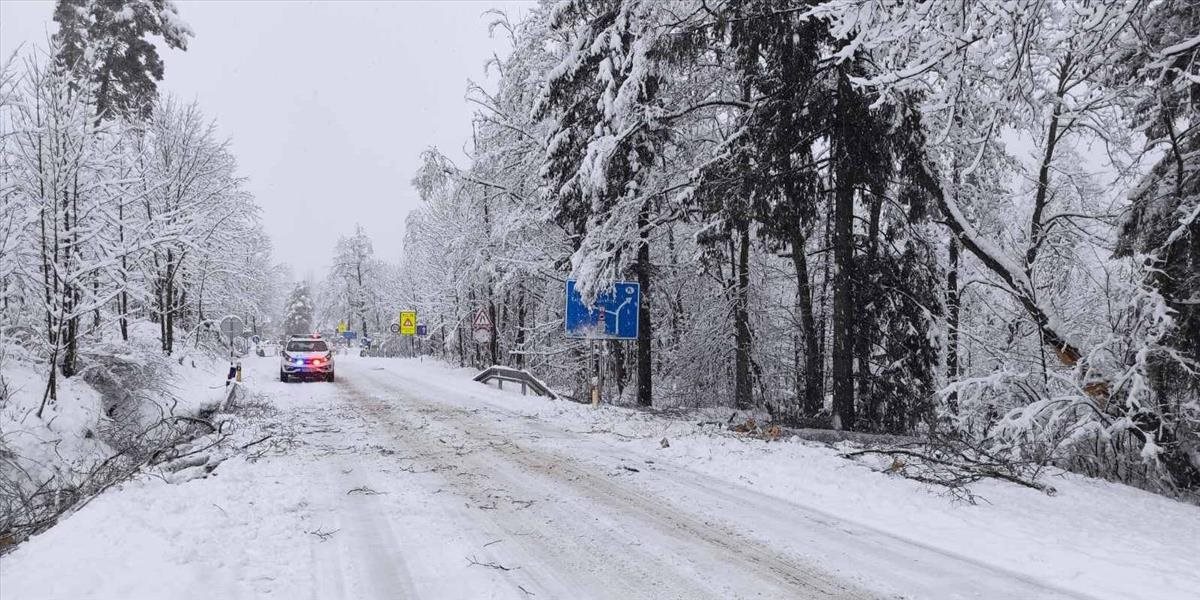 Husté sneženie komplikuje dopravnú situáciu na Slovensku