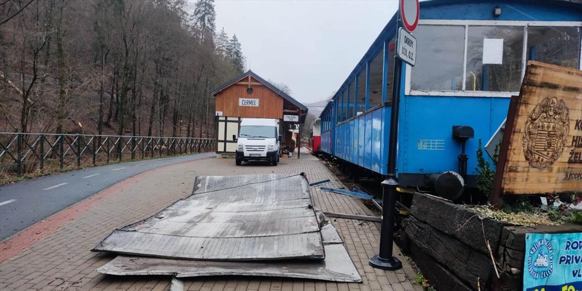 Silný vietor poškodil strechu historického vozňa Detskej železnice v Košiciach