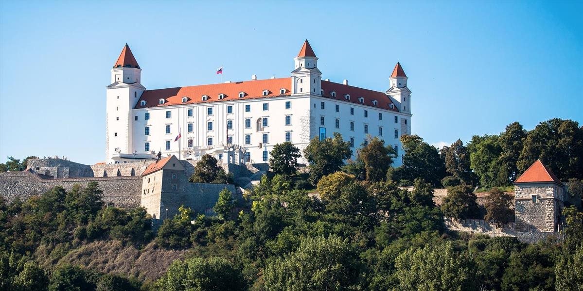 Bratislavský hrad v utorok nasvietia pri príležitosti Dňa učiteľov