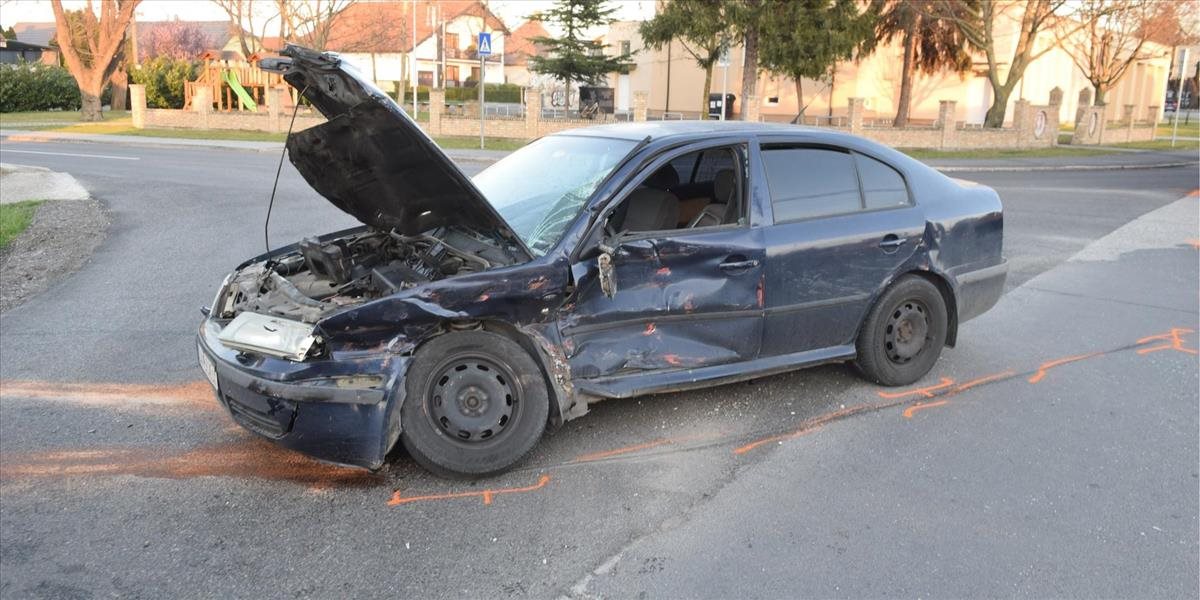 Osobné auto v Štvrtku na Ostrove narazilo do autobusu