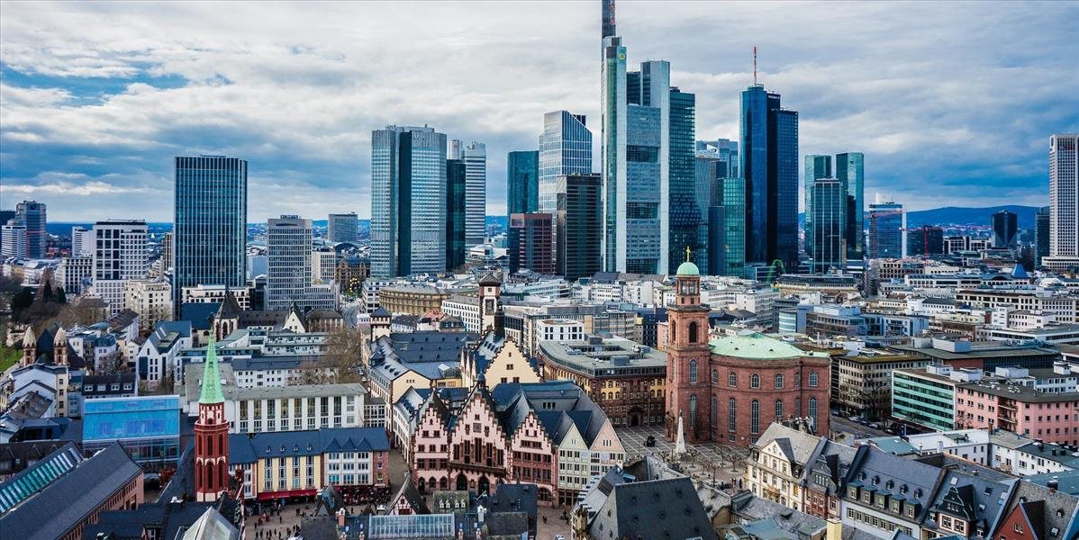 Nemci presúvajú úspory z bánk v zahraničí zo strachu, že o ne prídu