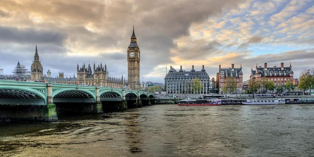 Pracovníci pasových úradov v Británii žiadajú zvýšenie platov, začali päťtýždňový štrajk