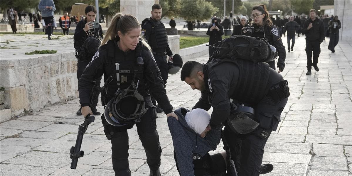 Izraelská polícia zatkla vyše 350 ľudí v jeruzalemskej mešite