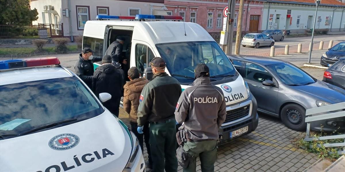 Česká polícia odhalila na hranici so Slovenskom migrantov v dodávke