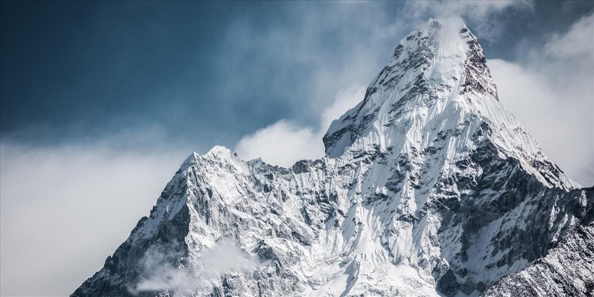 Počas výstupu na Mount Everest sa stratili traja šerpovia