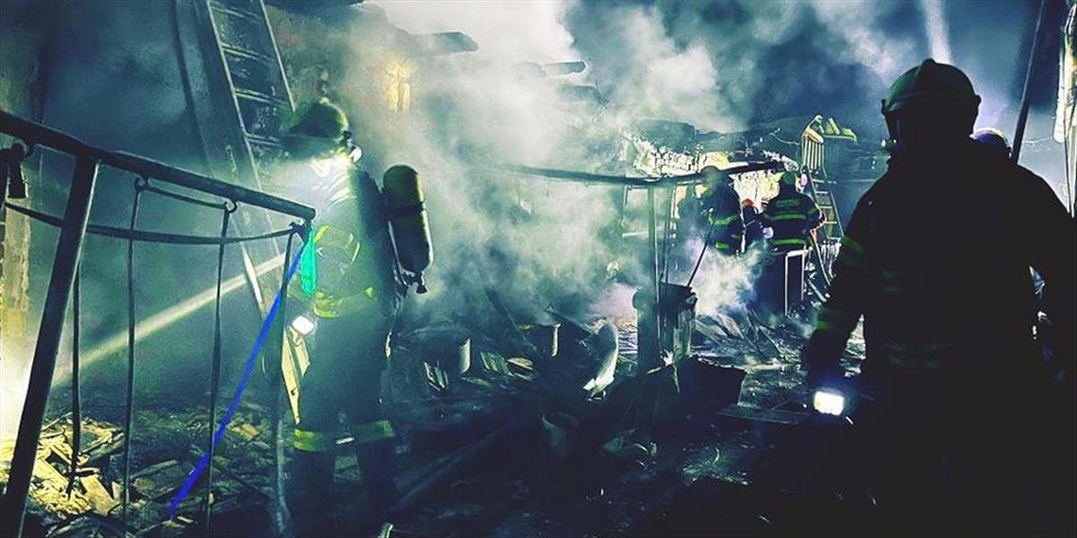 Pri požiari rodinného domu v obci Sudince prišla o život jedna osoba