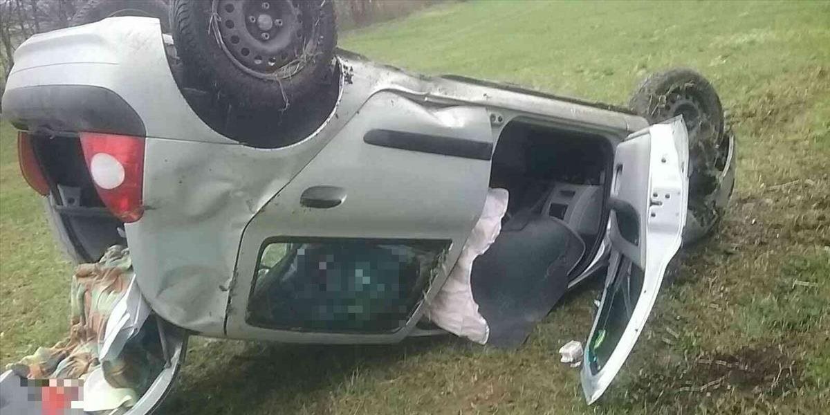 Vodička pri Podlužanoch prevrátila automobil na strechu
