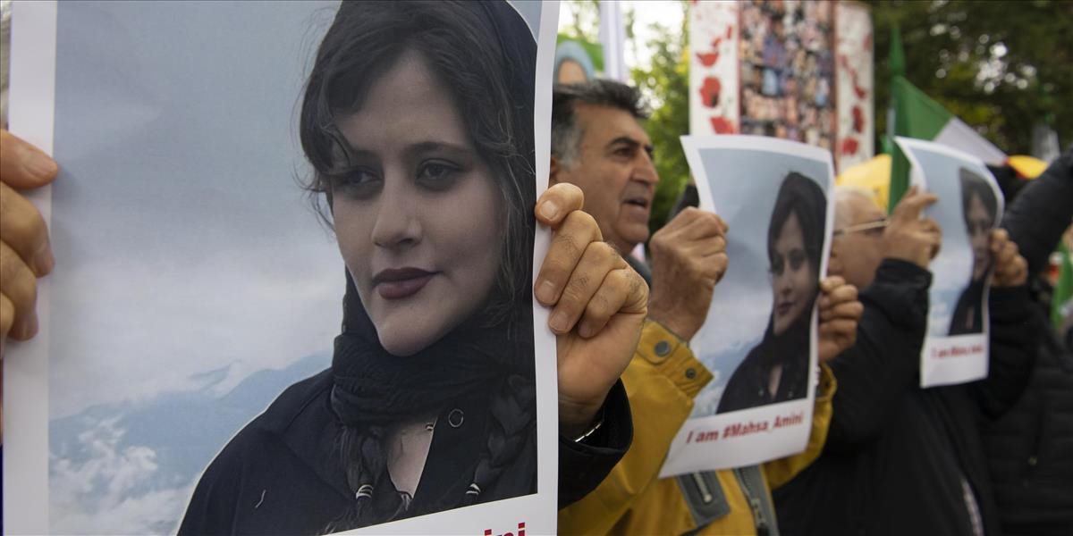 Iránska polícia začala na verejnosti kamerami sledovať nezahalené ženy