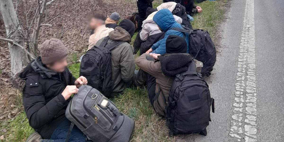 Polícia zadržala v nedeľu ráno v Bratislave 21 migrantov zo Sýrie